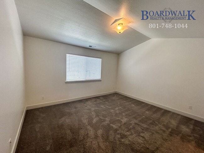 Building Photo - Spacious 3 bed in Quiet Community