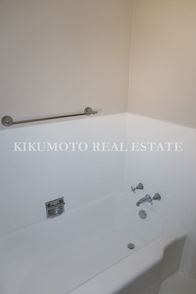 Building Photo - 2 bedrooms, 1 bath, Large 2 car garage & carport