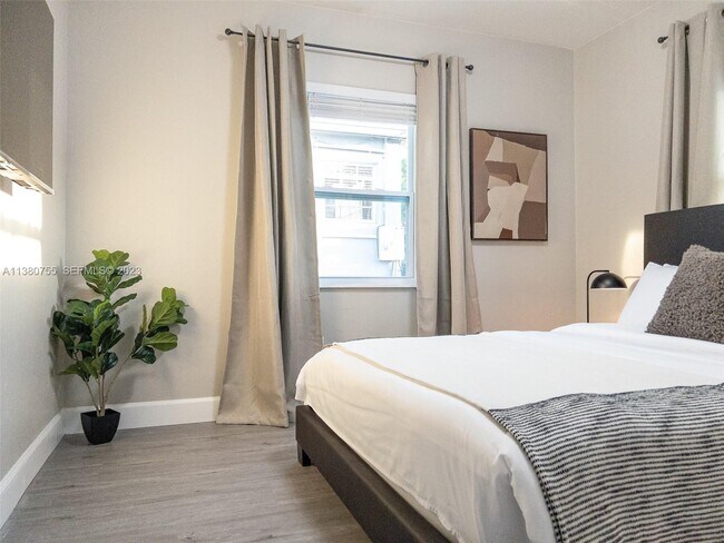 Building Photo - 2761 SW 33rd Ave