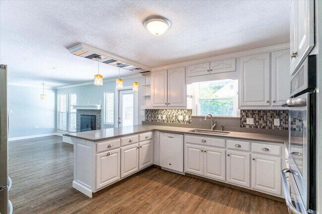 Building Photo - "Charming 3-Bed Oasis with Private Pool in Fort Walton Beach!"
