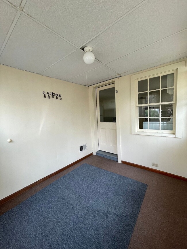 Building Photo - Charming 2 bed, 1 bath - Amesbury, MA! AVA...