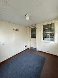 Building Photo - Charming 2 bed, 1 bath - Amesbury, MA! AVA...