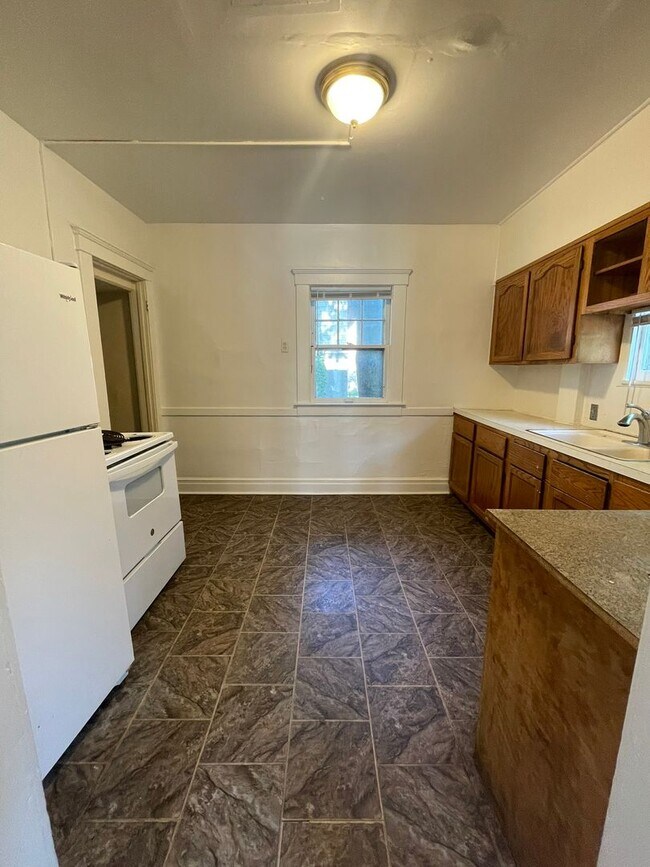 Building Photo - Spacious Home Near U-M | Enclosed Porch, In-Unit Laundry, & On-site Parking!