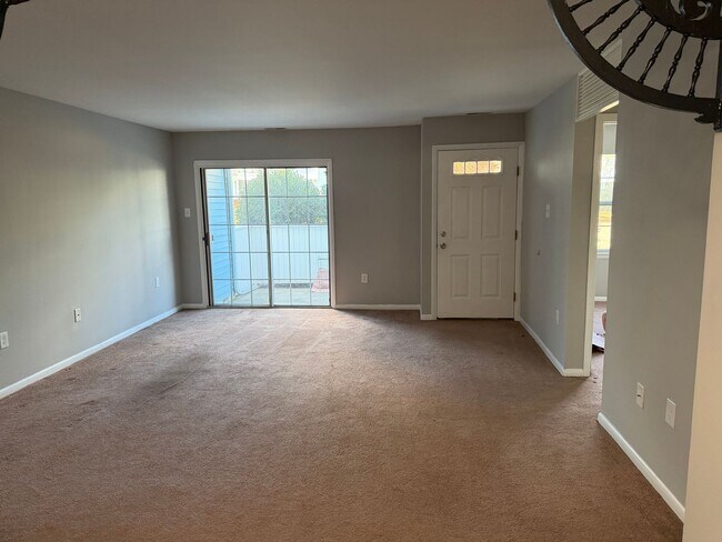 Building Photo - Move in Ready 2 Bedroom, 1 Bathroom First ...