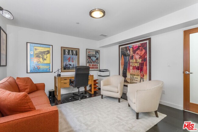 Building Photo - 900 N W Knoll Dr