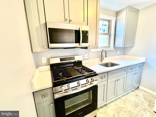 Building Photo - 108 Varnum St NE