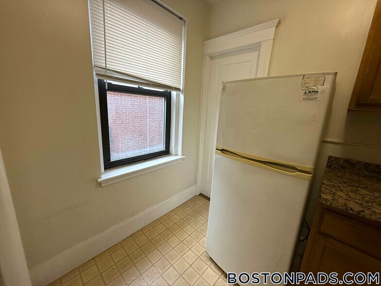 Building Photo - 349 Pleasant St