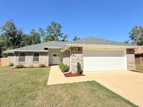 Building Photo - Beautiful 3-Bedroom Home - Open Split Floo...