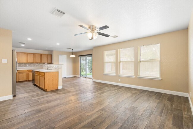 Building Photo - 4 Bedroom 2 1/2 bath Springtree Ranch Subdivision