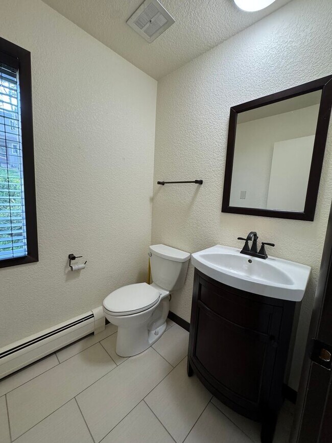 Building Photo - Spacious 4BR Condo in Evergreen