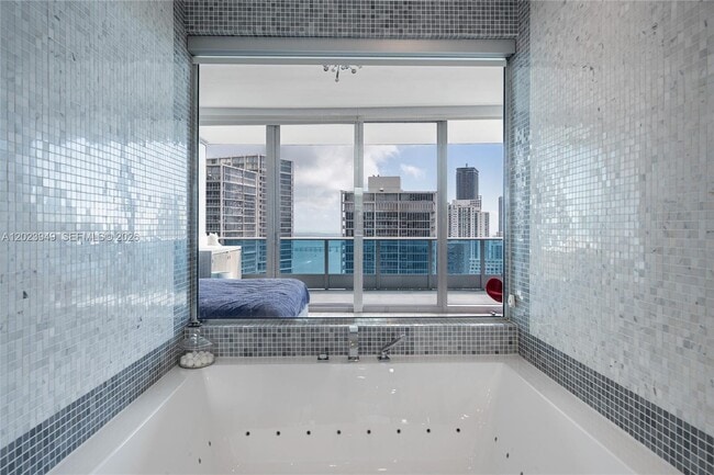 Building Photo - 200 Biscayne Blvd Way