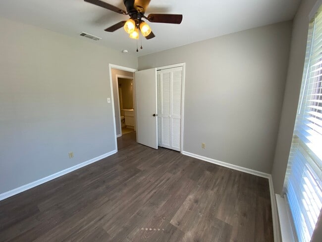 Building Photo - 4 bedroom 2 bath in Village Green