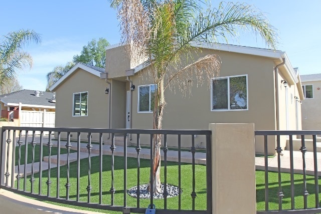 Building Photo - Upgraded 4+2.5 in Reseda w/all appliances ...