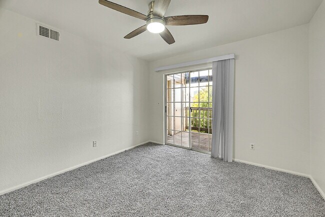 Building Photo - $1,395.95 with $300 off the first month's rent, 1 Bed, 1 Bath Condo in Englewood with Cozy Firepl...