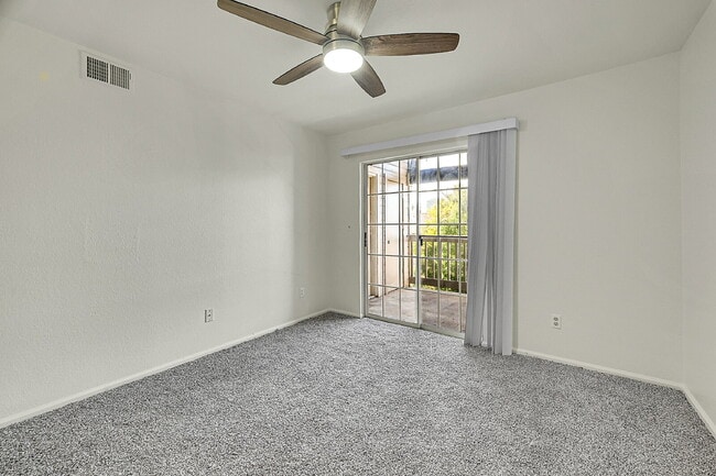 Building Photo - $1,495.95 with $300 off the first month's rent, 1 Bed, 1 Bath Condo in Englewood with Cozy Firepl...