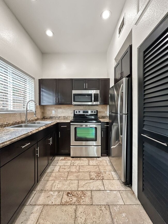 Building Photo - Updated and Move-in Ready Home in Largo! 1bed|1bath