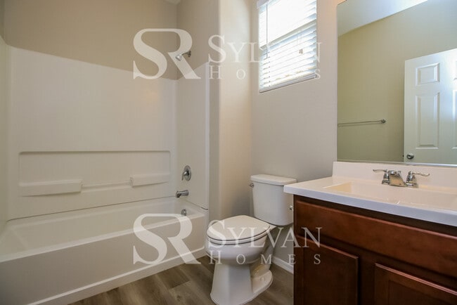 Building Photo - Spacious 4 bedroom home available now!