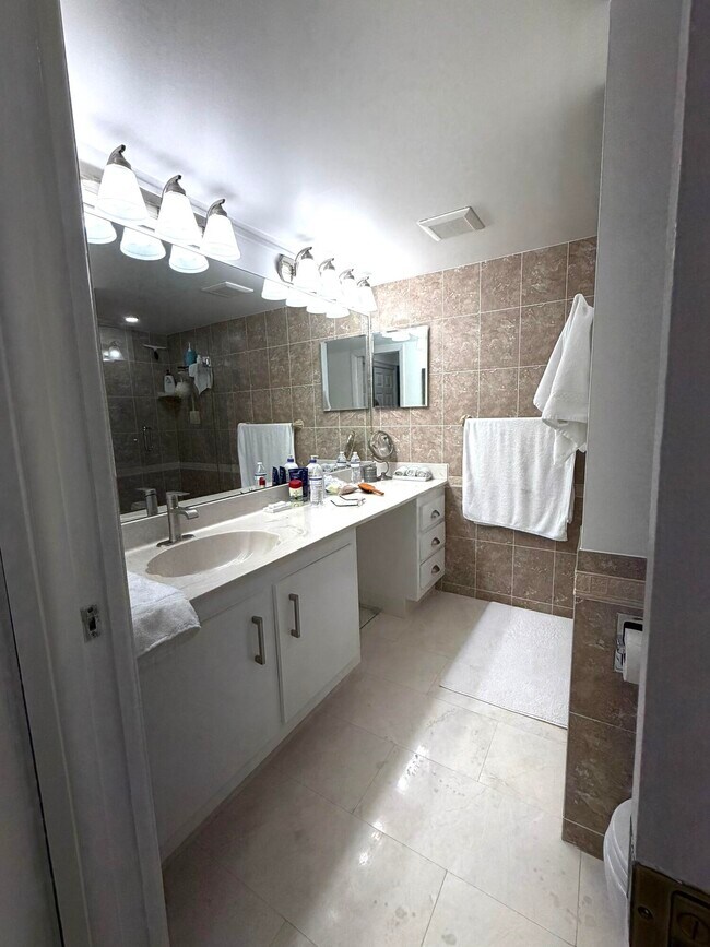 Building Photo - 20 Royal Palm Way