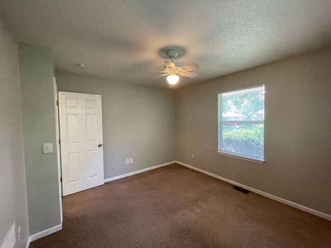 Building Photo - 2 Bedroom / 1 Bathroom Duplex in Blue Spri...