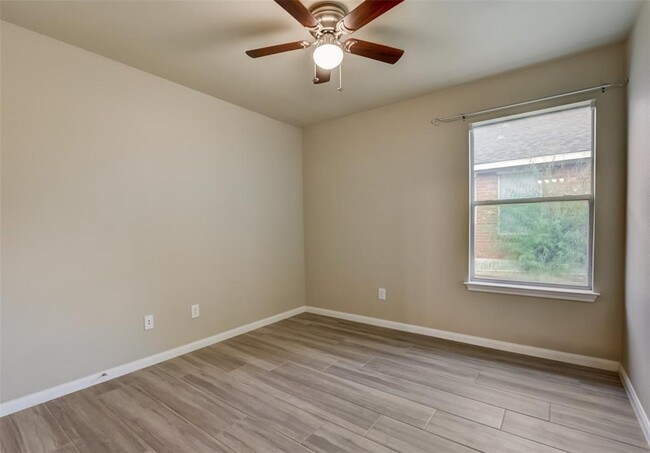 Building Photo - 834 Dark Horse Ln