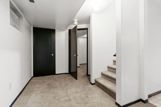 Building Photo - NorthEast Spokane Home - Beautifully Updated