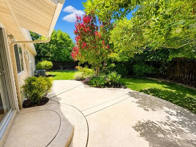 Building Photo - Bright & Spacious 3-Bedroom Home with Expansive Yard in Sacramento