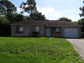 Building Photo - Super Clean Annual 2 bed 1 bath 1 garage h...