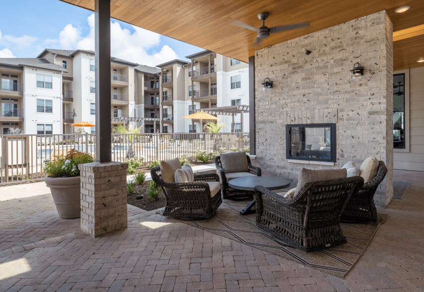 Building Photo - 1501 W Howard Ln