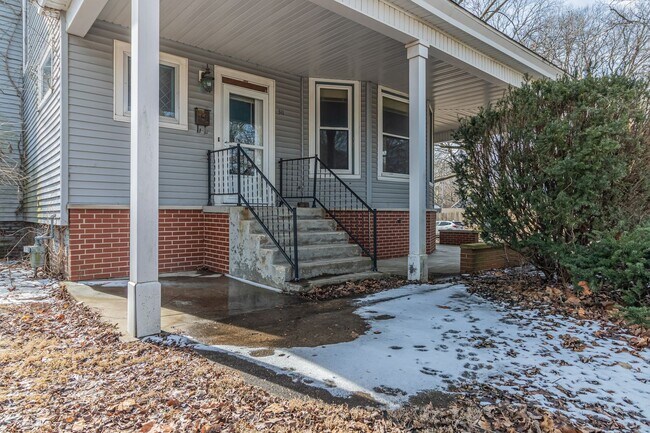 Building Photo - 5 bedroom, 2 bath home, close to U of I, MTD lines, local shopping & dining!! - Available August ...
