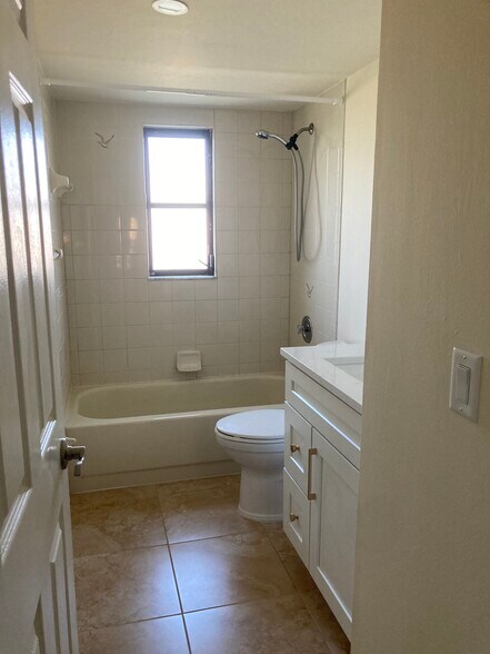 Guest Bathroom - 901 SE 29th St
