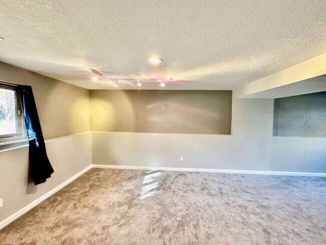 Building Photo - AVAILABLE NOW! Charming 3-Bedroom Retreat ...