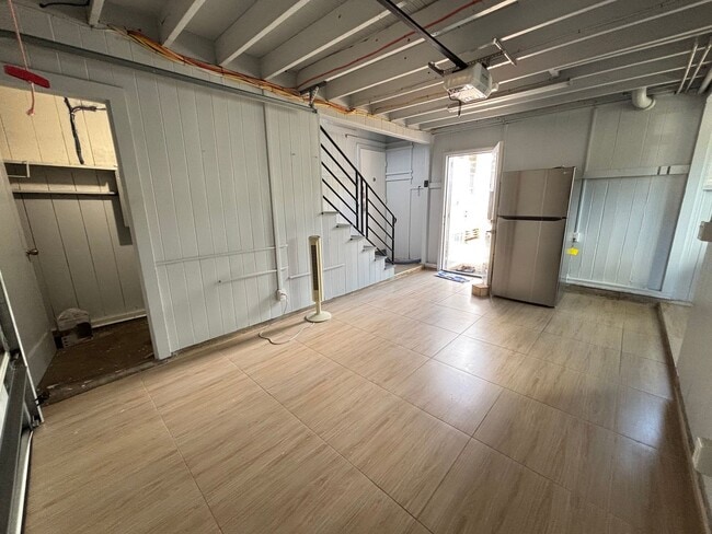 Building Photo - Spacious 1 Bedroom w/ Parking – Honolulu (...