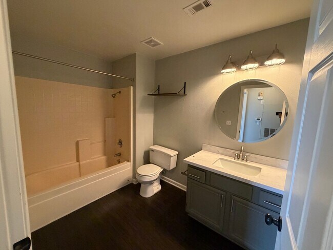 Building Photo - Beautiful 1 Bedroom Condo