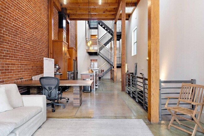 Building Photo - 657 3rd St