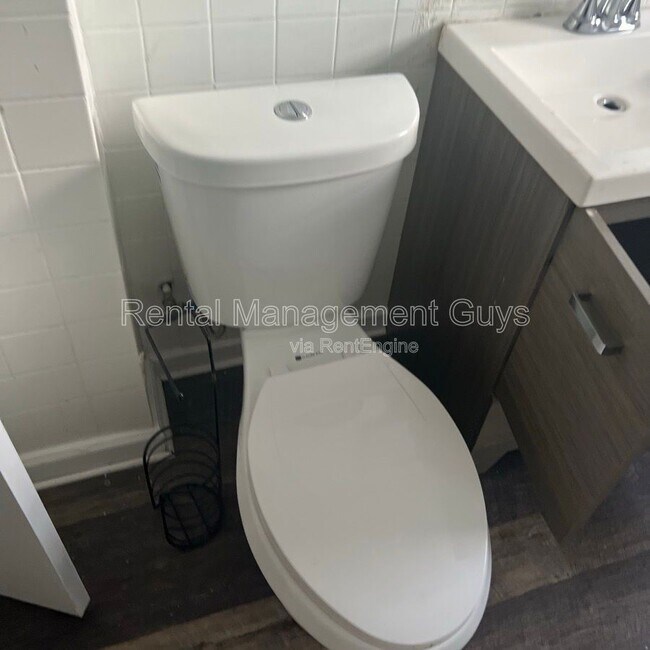 Building Photo - 2110 Fremont Ave N