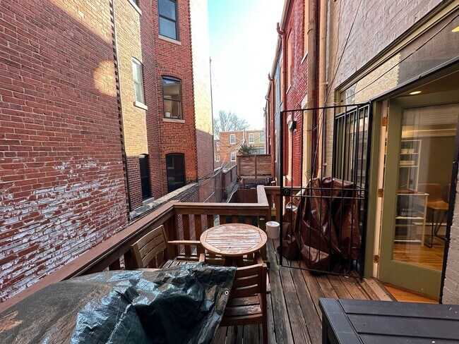 Building Photo - 2 Bedroom 1.5 Bath Condo in Shaw Neighborhood, Backyard, Recently Renovated, Fabulous Modern Feat...