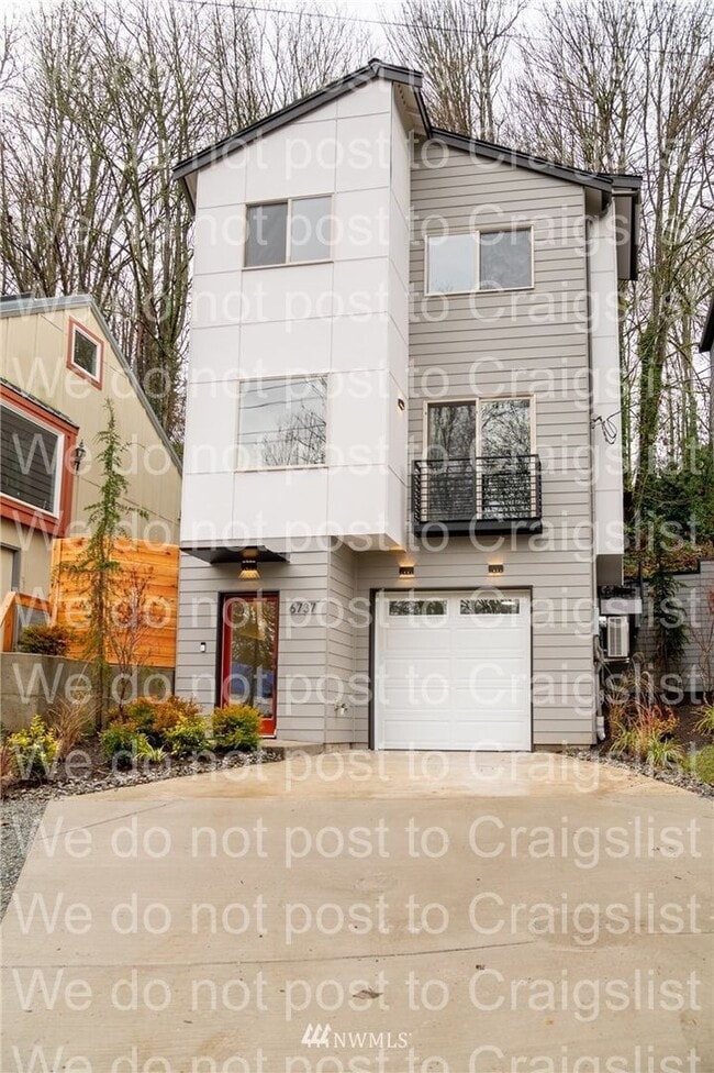 Primary Photo - West Seattle - 3 Bedroom - 2.5 Bathroom w/...