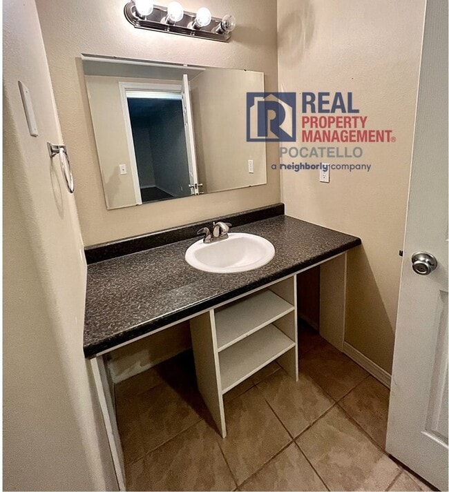 Building Photo - Beautiful 6 Bedroom 3 Bath house - 2 Car Garage - 6 month lease