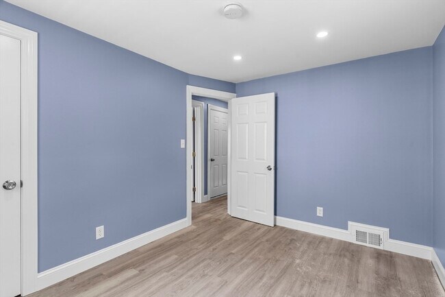Building Photo - 10 Briarcliff Terrace
