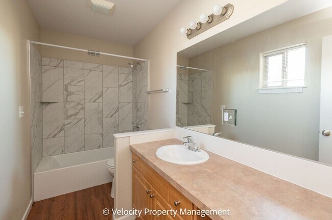 Building Photo - 1530 NW Hickory Pl