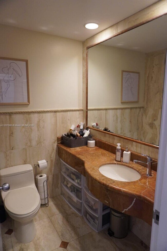 Building Photo - 1408 Brickell Bay Dr