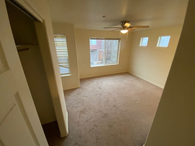Building Photo - Fantastic Views From This Three Bedroom Townhome
