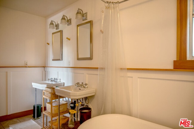 Building Photo - 1480 N Mentor Ave