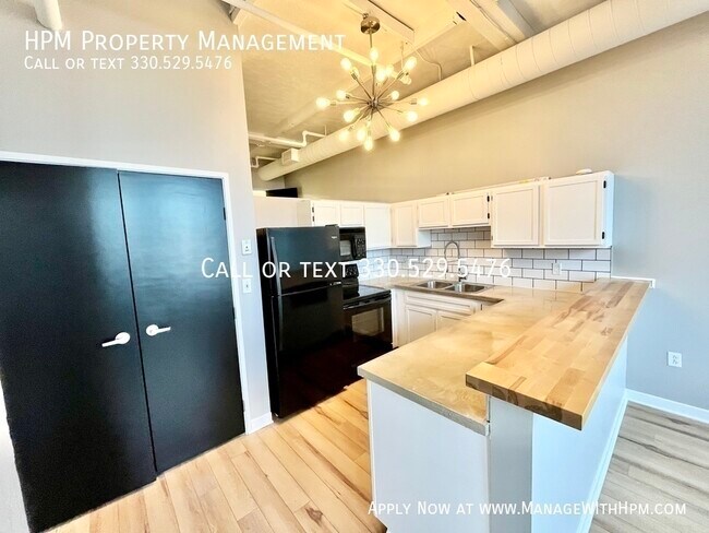 Building Photo - 1133 W 9th St