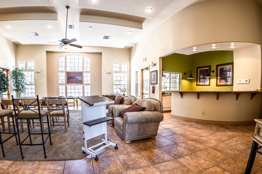 Building Photo - 5855 Valley Dr