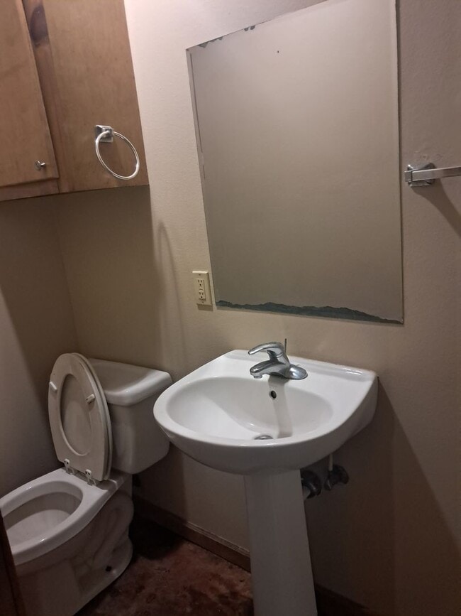 Building Photo - 3 Bedroom/ 2 Bathroom Duplex