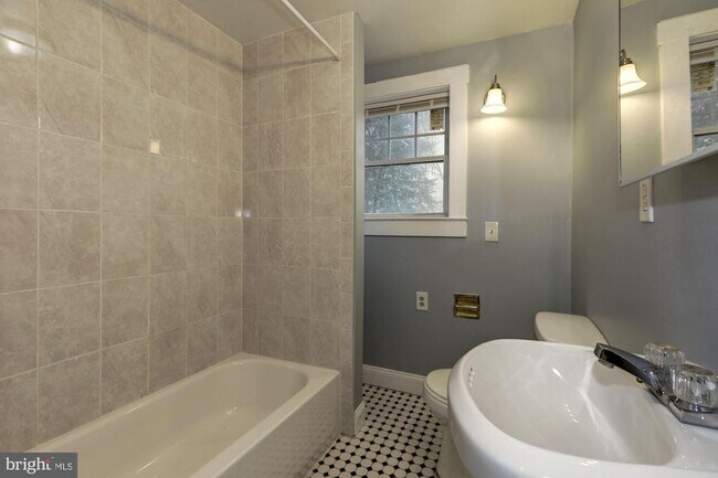 Building Photo - 811 Thayer Ave