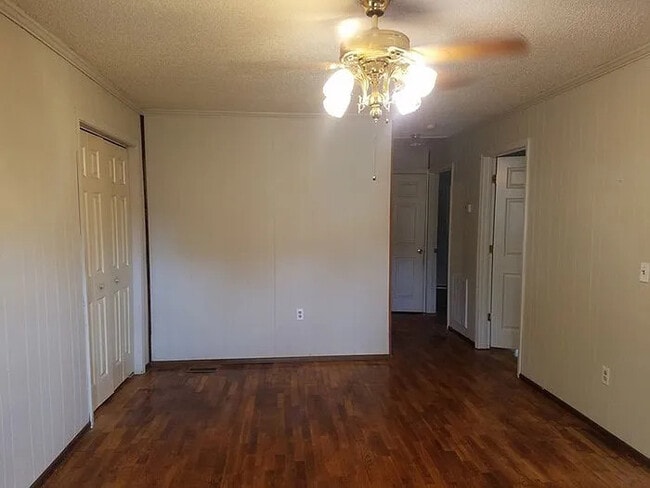 Building Photo - 2 Bedroom 1 bathroom