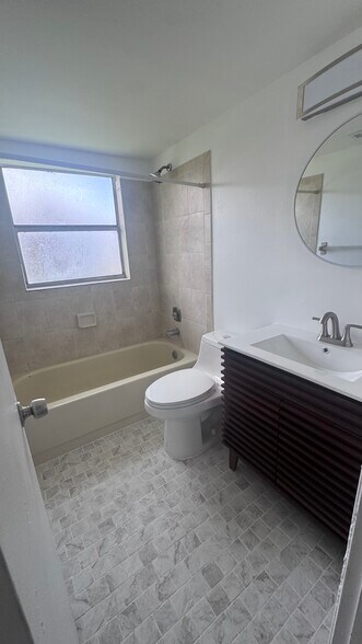 Building Photo - 9952 Twin Lakes Dr
