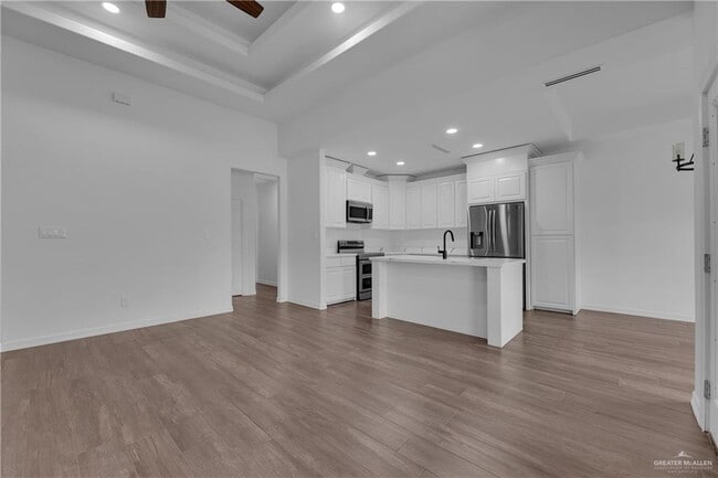 Building Photo - 4000 W Hackberry Ave